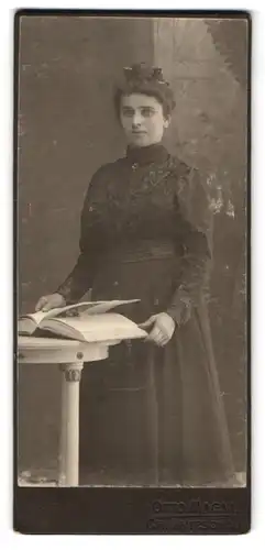 Fotografie Otto Magni, Crimmitschau, Dame im langen schwarzen Kleid mit einem Buch