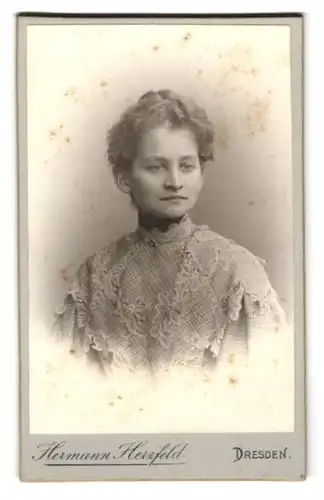 Fotografie Herzfeld, Dresden, Altmarkt, Junge Dame in kunstvoll besticktem Kleid