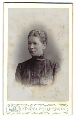 Fotografie Stapelfeld u. Sohn, Limbach i. S., Dorotheenstr. 8, Dame mit schwarzem Kleid und Mittelscheitel