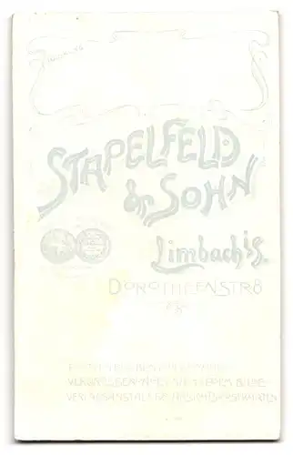 Fotografie Stapelfeld u. Sohn, Limbach i. S., Dorotheenstr. 8, Dame mit schwarzem Kleid und Mittelscheitel
