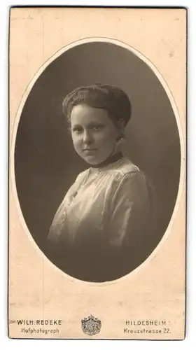 Fotografie Wilhl. Redeke, Hildesheim, Kreuzstrasse 22, Junge Dame im weissen Kleid, 1916