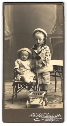 Fotografie Fritz Walkenhorst, Hannover, Goetheplatz 1, Niedlicher Junge im Matrosenanzug mit kleiner Schwester