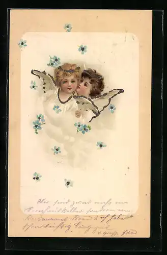 AK Engel gibt blonden Engel liebevoll einen Kuss