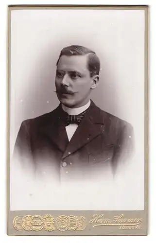 Fotografie Herm. Sommer, Hamm i. W., Gas-Strasse, Junger Herr mit Schnurrbart und gestreifter Schleife