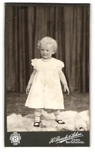 Fotografie H. Beuck & Söhne, Bad Rothenfelde, Dissen, Niedliches Mädchen mit Ringelsocken und Kleid