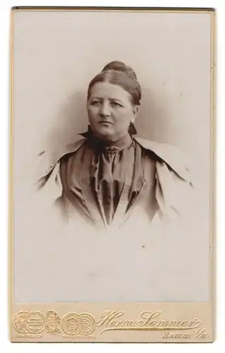 Fotografie Herm. Sommer, Hamm i. W., Gas-Strasse, Dame mit bauschiger Bluse und Umhang