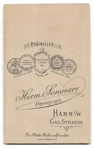 Fotografie Herm. Sommer, Hamm i. W., Gas-Strasse, Dame mit bauschiger Bluse und Umhang