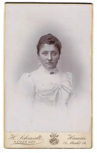 Fotografie H. Schmidt N. Kneer Nchf., Hamm, Markt 14, Dame mit gerafftem weissem Kleid