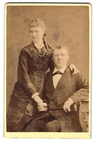 Fotografie Otto Schulz, Osnabrück, Hasestr. 59, Junges Paar in vertrauter Pose auf einem Stuhl