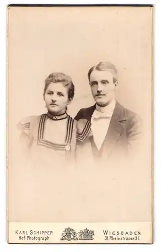 Fotografie Karl Schipper, Wiesbaden, Rheinstrasse 31, Junges Paar in feiner Kleidung