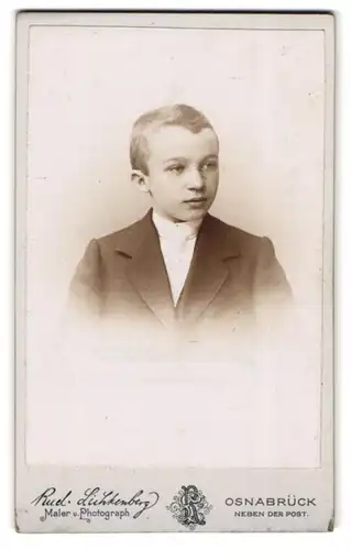 Fotografie Rud. Lichtenberg, Osnabrück, Junge mit kurzem Haar im feinen Anzug