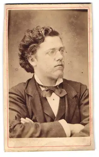 Fotografie Wilh. Biede, Nürnberg, Junger Mann mit Locken und Nickelbrille