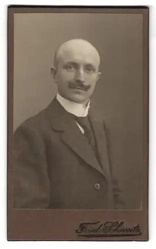 Fotografie Friedrich Schweitz, Darmstadt, Ramstädter Str. 33, Junger Herr mit Glatze und Schnurrbart