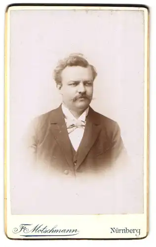 Fotografie F. Motschmann, Nürnberg, Maxfeld-Strasse 48, Mann mit Schnurrbart und Anzug