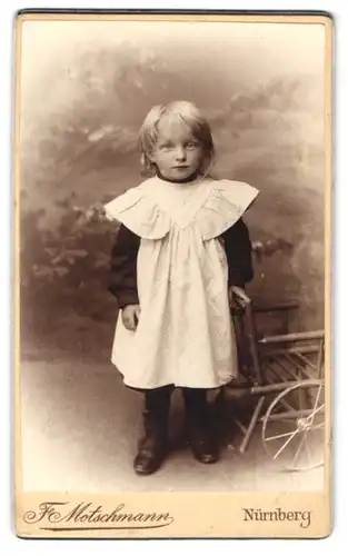 Fotografie F. Motschmann, Nürnberg, Maxfeld-Strasse 48, Mädchen im weissen Kleid mit kleinem Wagen