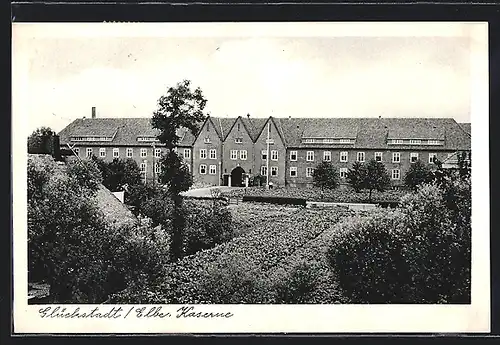 AK Glückstadt /Elbe, Kaserne mit Sträuchern