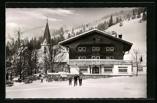 AK Jungholz, Skifahrer vor Sporthotel Adler im Schnee