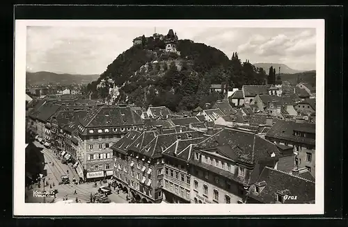 AK Graz, Teilansicht an einer Hauptstrasse, Schloss auf Berg