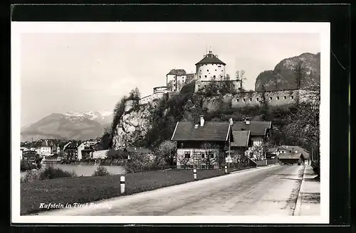 AK Kufstein, Strassenpartie mit Blick auf Festung