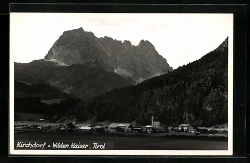AK Kirchdorf am Wilden Kaiser, Ortsansicht vor Gebirgsmassiv