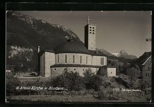 AK Bludenz, Hl. Kreuz-Kirche gegen Gebirgsmassiv