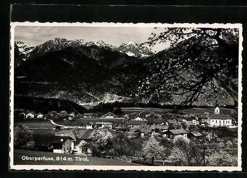 AK Oberperfuss, Ortsansicht mit Kirche gegen Bergmassiv