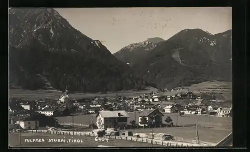 AK Fulpmes /Stubai, Ortsansicht gegen Gebirge