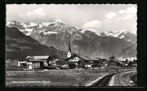 AK Uderns /Zillertal, Ortsansicht mit Kirche gegen Rofangebirge