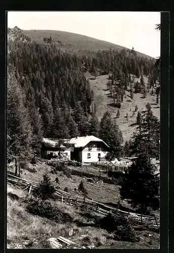 AK Bad Kleinkirchheim, Blick von der Wiese auf ein uriges Haus