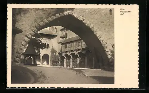 AK Kreuzenstein, Burg Kreuzenstein, Hof durch Tor