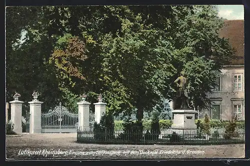 AK Rheinsberg, Eingang zum Schlosspark mit Denkmal Friedrichs des Grossen