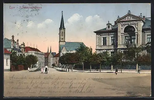 AK Eger, Schmeykalstrasse mit Kirche und Passanten