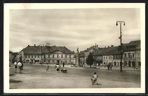 AK Sluknov, Strassenpartie mit Denkmal