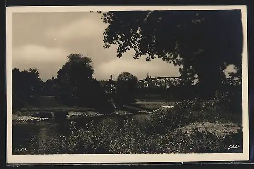 AK Saaz, Uferpartie mit Brücke