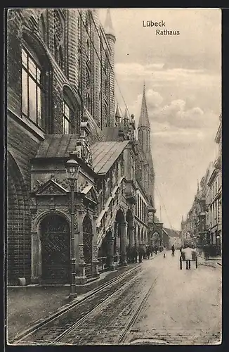 AK Lübeck, Rathaus mit Strassenpartie