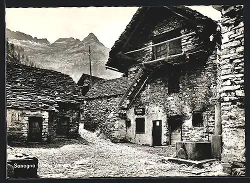 AK Sonogno, Strassenpartie mit Post und alten Häusern