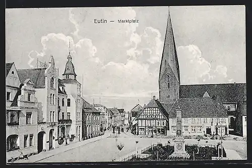 AK Eutin, Marktplatz mit Kirche und Denkmal
