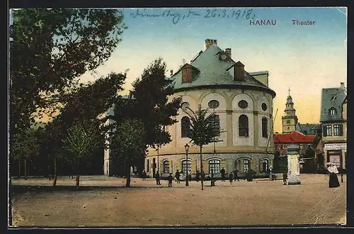 AK Hanau, Partie vor dem Theater mit Litfasssäule