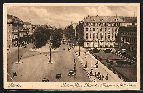 AK Berlin, Pariser Platz und Strasse Unter den Linden mit Hotel Adlon