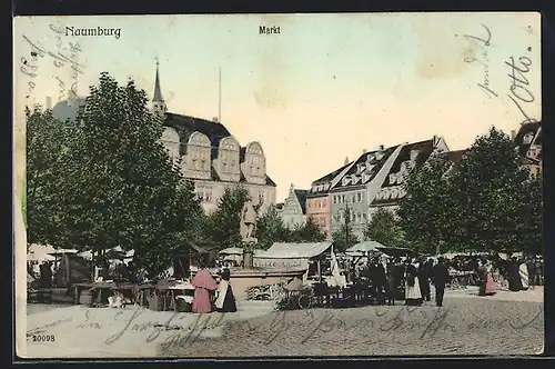 AK Naumburg / Saale, belebte Partie am Markt