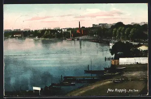 AK Neu Ruppin, See mit Booten am Steg und Fabrik im Hintergrund