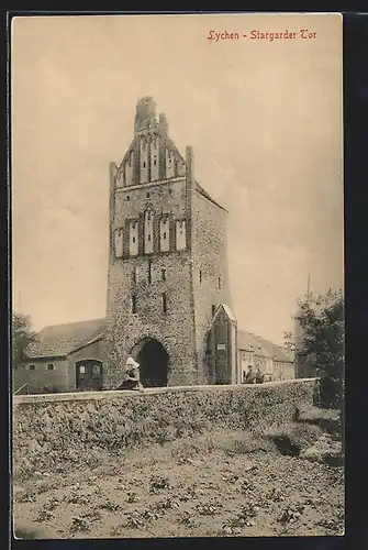 AK Lychen, Stargarder Tor, von einem Feld gesehen