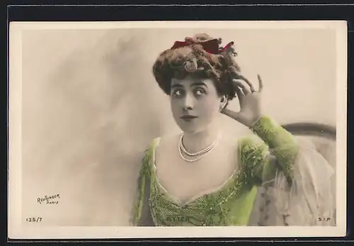 Foto-AK Atelier Reutlinger, Paris: Lauschende Dame