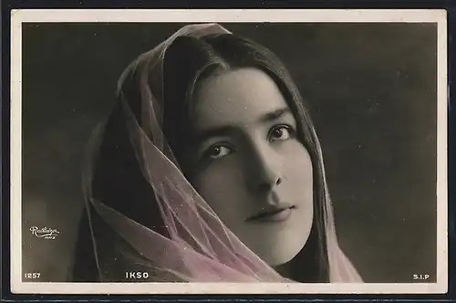 Foto-AK Atelier Reutlinger, Paris, Schauspielerin Ikso blickt in die Ferne