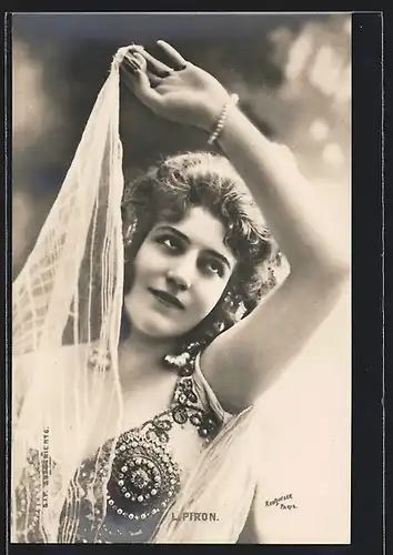 Foto-AK Atelier Reutlinger, Paris, Schauspielerin Piron tanzt auf der Bühne