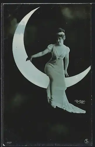 Foto-AK Atelier Reutlinger, Paris: Junge Frau im langen Kleid sitzt auf der Mondsichel