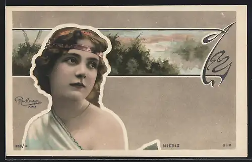 Foto-AK Atelier Reutlinger, Paris: Miéris, Junge schöne Frau im blauen Kleid mit Haarband