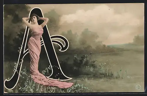 Foto-AK Atelier Reutlinger, Paris: Junge Frau posiert vor dem Buchstaben A