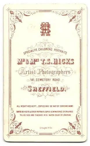 Fotografie T. S. Hicks, Sheffield, 141 Cemetery Road, Junger Herr im schwarzen Anzug mit Anstecktuch und Schnurrbart