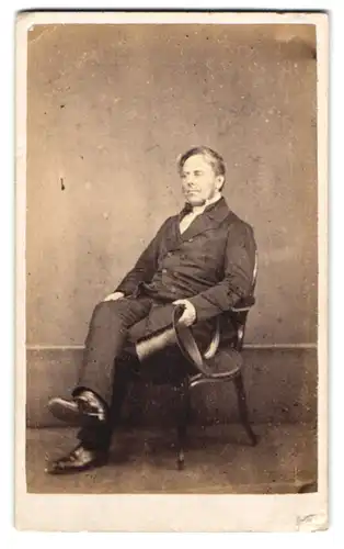 Fotografie HIlls & Saunders, Oxford, 16 Corn Market St., Älterer Herr im schwarzen Anzug mit Zylinder und Wangenbart